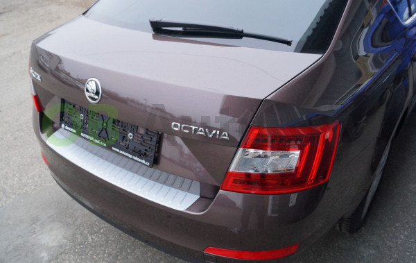 ŠKODA OCTAVIA III SEDAN-OCHRANNÝ KRYT ZADNÍHO NÁRAZNÍKU - stříbrný