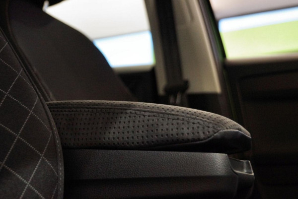 Škoda Fabia III-Potah loketní opěrky Jumbo Box Alcantara - černé prošití