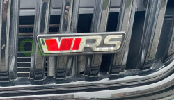 Škoda Kodiaq-Přední nápis RS original s plastovou podložkou