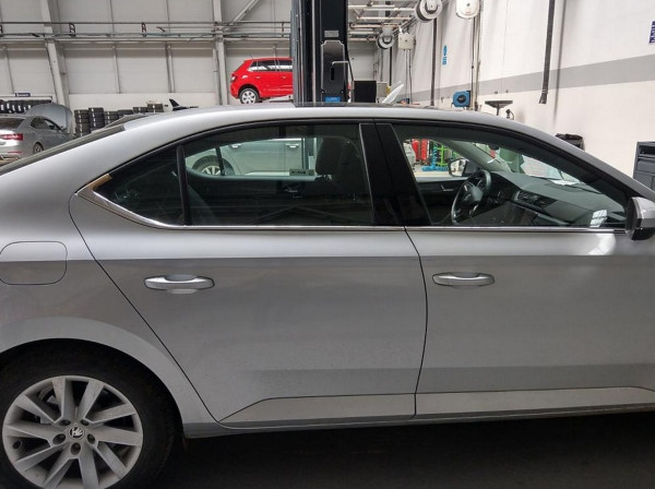 Škoda Superb III sedan-Nerez lišty spodní hrany oken dveří - chromové