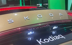 ŠKODA KODIAQ II-ZADNÍ STŘEDOVÝ NÁPIS ŠKODA original - tmavý chrom