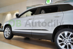 ŠKODA KAROQ-BOČNÍ DVEŘNÍ LIŠTY GLOSSY BLACK ve stylu SPORTLINE