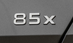 Škoda Enyaq iV-Zadní nápis 85x original - tmavý chrom