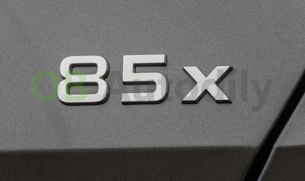 Škoda Enyaq iV-Zadní nápis 85x original - tmavý chrom