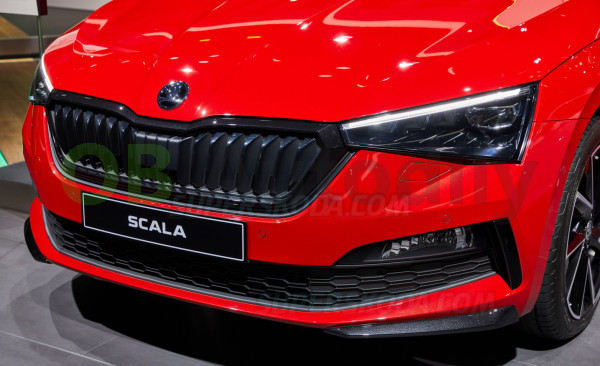 ŠKODA SCALA-PŘEDNÍ SPOILERY MONTE CARLO v originál Škoda barvě BLACK MAGIC (F9R)