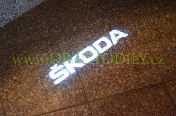 LED OSVĚTLENÍ NÁSTUPNÍHO PROSTORU s NÁPISEM ŠKODA original - levé