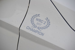 ŠKODA FABIA III R5-BOČNÍ NÁPIS WRC 2 2017 CHAMPION original - reflexní stříbrná
