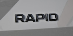 ŠKODA RAPID-ZADNÍ NÁPIS RAPID v originál Škoda barvě BLACK MAGIC (F9R)