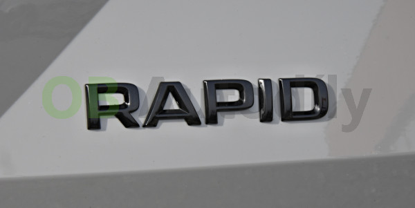 ŠKODA RAPID-ZADNÍ NÁPIS RAPID v originál Škoda barvě BLACK MAGIC (F9R)