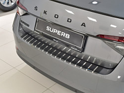 ŠKODA SUPERB III SEDAN-OCHRANNÝ KRYT ZADNÍHO NÁRAZNÍKU (ALU-FROST) NEREZ + KARBON - větší