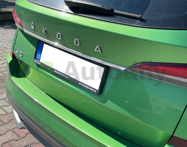 Škoda Kamiq-Dekorativní horní lišta nad SPZ pátých dveří - chromová
