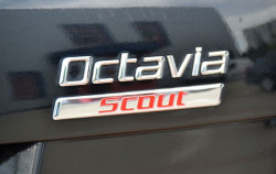 ŠKODA OCTAVIA II facelift-ZADNÍ NÁPIS OCTAVIA SCOUT original - červený