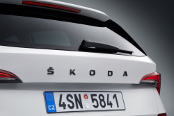 ŠKODA SCALA, KAMIQ-ZADNÍ STŘEDOVÝ NÁPIS ŠKODA original - černý