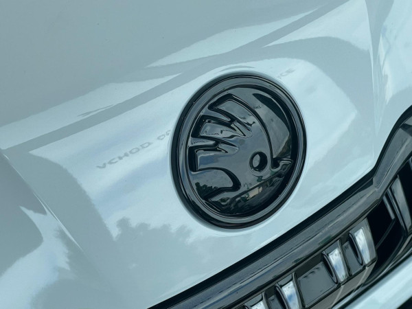 Škoda Kodiaq-Přední znak ŠKODA v originál Škoda barvě Black Magic F9R