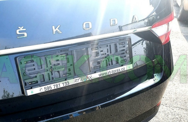 Škoda Superb III sedan-Nerez lišta nad SPZ pátých dveří S DiZAYN - chromová
