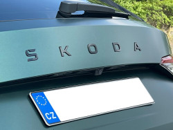 ŠKODA SUPERB IV, KODIAQ, KODIAQ II-ZADNÍ STŘEDOVÝ NÁPIS ŠKODA original - černý lesk