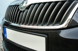 ŠKODA OCTAVIA II facelift-NEREZOVÉ VÝPLNĚ PŘEDNÍ MASKY - chromové