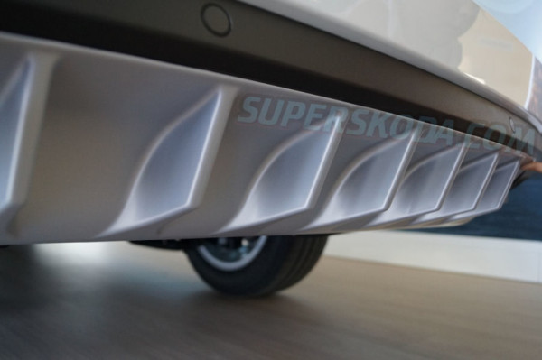 Škoda Octavia III-Zadní středový difuzor - stříbrný