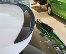 ŠKODA OCTAVIA IV COMBI-STŘEŠNÍ SPOILER pátých DVEŘÍ GLOSSY BLACK - V1S