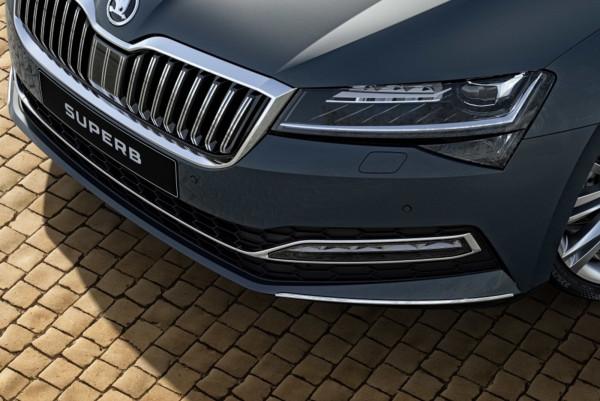 ŠKODA SUPERB III facelift-LIŠTY předního NÁRAZNÍKU (2 ks) original - chromové