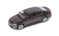 ŠKODA SUPERB III SEDAN - 1:43 - i-SCALE - Magnetic Brown