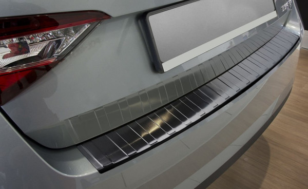 Škoda Superb III sedan-Kryt zadního nárazníku nerez AVISA - matný černý grafit