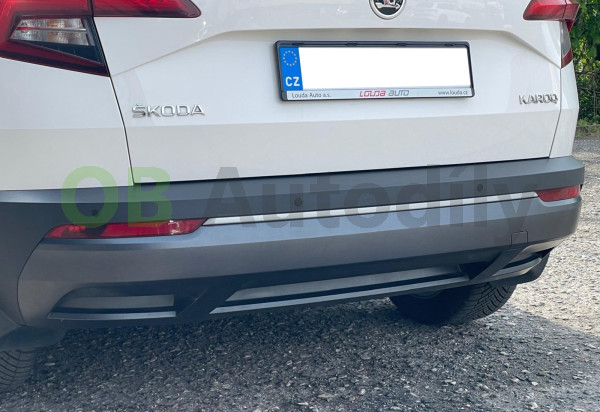 ŠKODA KAROQ-DEKORATIVNÍ LIŠTA zadního NÁRAZNÍKU - stříbrná