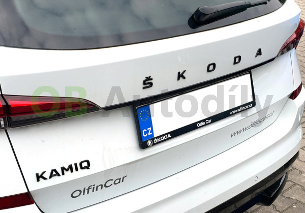 ŠKODA KAMIQ-DEKORATIVNÍ HORNÍ LIŠTA nad SPZ PÁTÝCH DVEŘÍ - černá