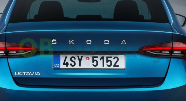 ŠKODA OCTAVIA IV-ZADNÍ STŘEDOVÝ NÁPIS ŠKODA original - stříbrný