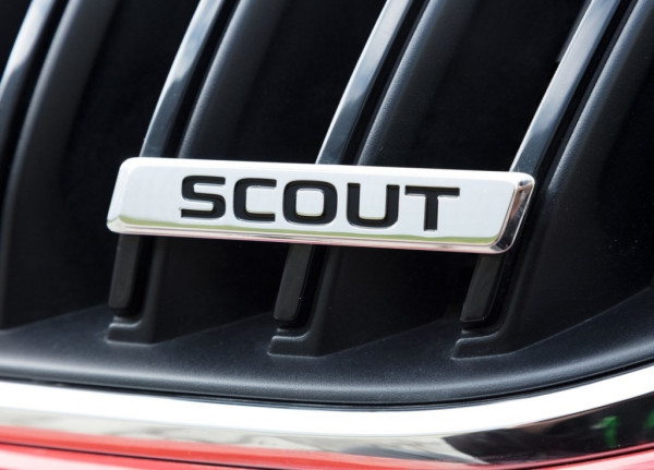Škoda Octavia III-Přední nápis SCOUT original