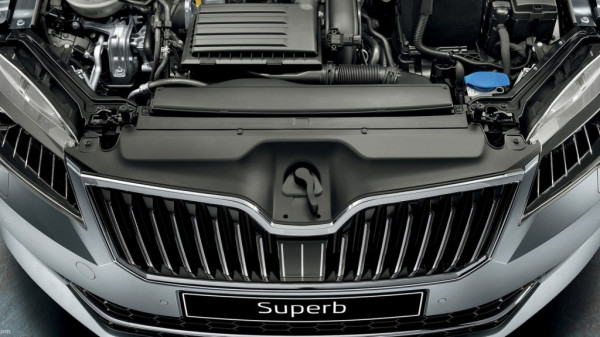 Škoda Superb III-Horní plastový nástavek přední masky original