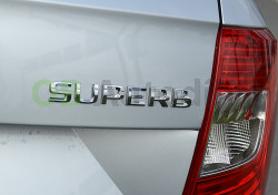 ŠKODA SUPERB II facelift-ZADNÍ NÁPIS SUPERB nové provedení